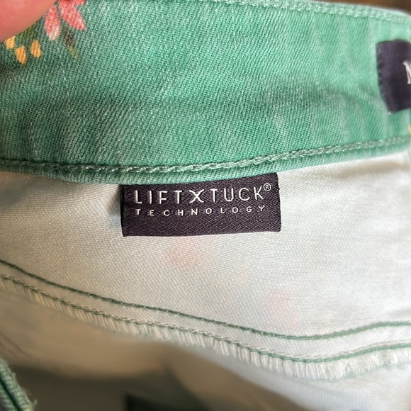 NYDJ Capri Jeans Natflordes Green Floral Size 4 - Picture 7 of 8